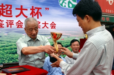 4月25日，2005年“超大杯”名優(yōu)綠茶鑒評會隆重舉行