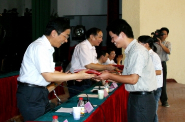 9月17日，2003年度超大獎研金頒獎典禮在福建農(nóng)林大學(xué)校禮堂舉行